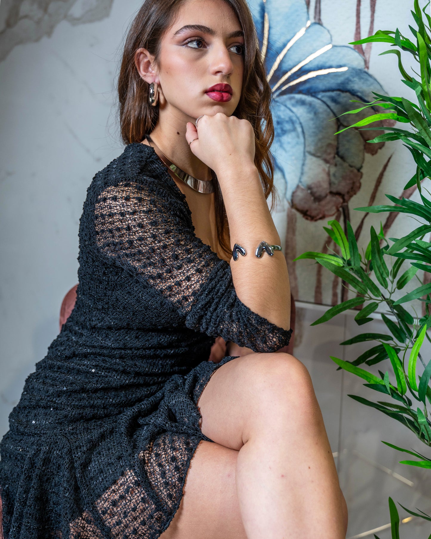 Mini Abito Nero "Evelyn" in Pizzo Lavorato - Maniche Lunghe Semitrasparenti e Fondo a Balza