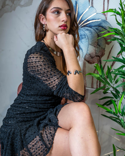 Mini Abito Nero "Evelyn" in Pizzo Lavorato - Maniche Lunghe Semitrasparenti e Fondo a Balza